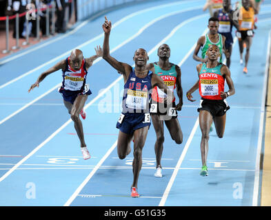 Der Brite Mo Farah (links) taucht für die Linie auf, als er im Finale der Herren 3000m bei den IAAF Indoor-Weltmeisterschaften in der Atakoy Athletics Arena, Istanbul, Türkei, hinter dem US-Sieger Bernard Lagat (Mitte) den vierten Platz belegte. Stockfoto