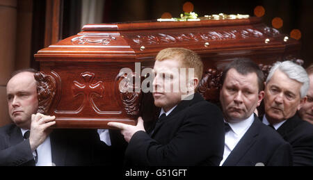 Der keltische Manager Neil Lennon (zweiter links) trägt den Sarg von Paul McBride QC nach seiner Beerdigung in der St. Aloysius' Church in Glasgow, Schottland. Stockfoto