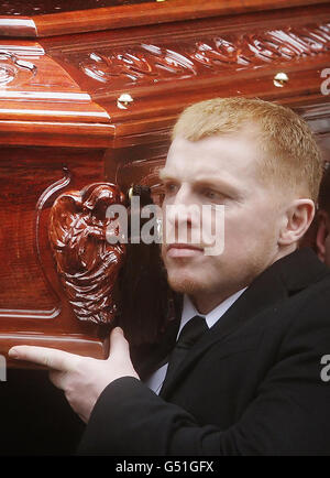 Der keltische Manager Neil Lennon trägt den Sarg von Paul McBride QC nach seiner Beerdigung in der St. Aloysius' Church in Glasgow, Schottland. Stockfoto