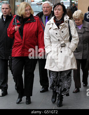 Andrea (rechts), die Frau von David Gilroy, verlässt das High Court in Edinburgh, wo ihr Mann des Mordes an der vermissten Buchhalterin Suzanne Pilley beschuldigt wird. Stockfoto