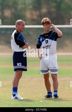 FUSSBALL GLASGOW RANGERS TRAINING DÄNEMARK. WALTER SMITH & BRIAN LAUDRUP Stockfoto