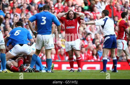 Rugby Union - RBS 6 Nations Championship 2012 - Wales gegen Italien - Millennium Stadium. Der walisische Adam Jones reagiert während des RBS 6 Nations-Spiels im Millennium Stadium in Cardiff. Stockfoto