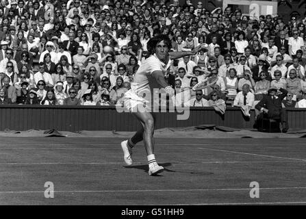 Rumäniens Ilie Nastase in Aktion während seines Männer-Einzel vierten Runde Spiel auf Center Court in Wimbledon gegen Amerikaner Tom Gorman. Stockfoto