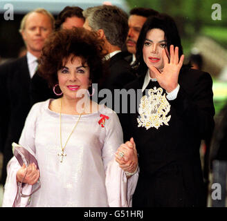 Dame Elizabeth Taylor, begleitet von dem amerikanischen Popsänger Michael Jackson, besucht ein Gala-Benefizkonzert zu Ehren der Karriere, des Lebens und der Fundraising-Leistung von Frau Taylor in der Royal Albert Hall in London. * 2001: US-Sänger Michael Jackson, der dieses Jahr wieder mit einem wiedervereinigten Jackson 5 aufnehmen und Touren wird, hat sein Bruder Jermaine in einem Radiointerview behauptet, es sei berichtet worden. Jermaine sagte Sirius Satellite Radio in Las Vegas, dass die legendäre Soul-Gruppe zum ersten Mal seit 1984 zusammen spielen würde. Stockfoto