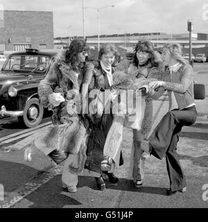 (Links - rechts) Mick Tucker, Steve Priest, Andy Scott und Brian Connolly vom Sweet am Flughafen Heathrow für ihren Flug nach Kopenhagen. The Sweet werden eine Reihe von eintägigen Konzerten in Dänemark, Schweden und Deutschland geben. Stockfoto