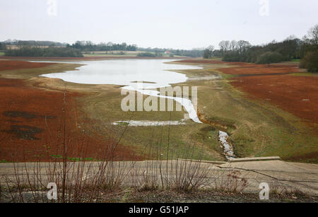 Eine allgemeine Ansicht des Bewl Wasserreservoirs in der Nähe von Lamberhurst, Kent, der derzeit bei 42 % seiner Kapazität liegt. Millionen von Haushalten werden bis Ostern über Rohrleitungsverbote verfügen, verkündeten Wasserunternehmen, als das Umweltbundesamt vor einer „anhaltenden Dürre“ in den kommenden Monaten warnte. Stockfoto