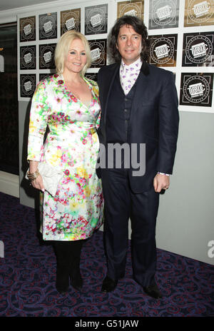 Laurence Llewelyn-Bowen und seine Frau Jackie kommen für die Television and Radio Industries Club (TRIC) Awards im Grosvenor House Hotel an der Park Lane im Zentrum von London an. Stockfoto