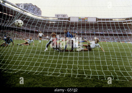 Der Italiener Paolo Rossi (Zweiter von rechts) schiebt sich ins Tor, trotz der Aufmerksamkeit von Karl-Heinz Forster (r) und Torhüter Harald Schumacher (l). Stockfoto