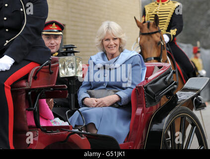 Die Herzogin von Cornwall kommt in einer Pferdekutsche während eines Besuchs der Königstruppe Royal Horse Artillery in Woolwich, London an. Stockfoto