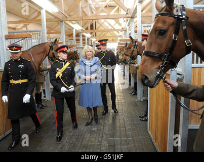 Die Herzogin von Cornwall eröffnet offiziell die King George VI Linien, als sie die Königstruppe Royal Horse Artillery in Woolwich, London besucht. Stockfoto