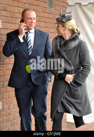 Zara Phillips und Mike Tindall während des Tages einer der 2012 Cheltenham Festval in Cheltenham Racecourse, Gloucestershire. Stockfoto