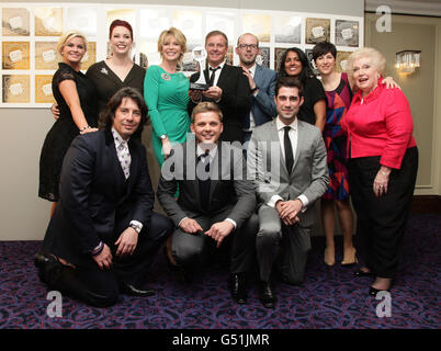 Kerry Katona (3. Links) und die Mitglieder von This Morning Sharon Marshall, Jeffrey Brazier, Denise Robertson, Matt Johnson und Laurence Llewelyn-Bowen, mit ihrem Tagesprogramm-Award während der Television and Radio Industries Club (TRIC) Awards im Grosvenor House Hotel an der Park Lane im Zentrum von London. Stockfoto