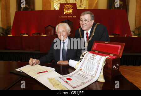 Lord Heseltine erhält die Freiheit der Stadt Liverpool im Rathaus von Liverpool durch den Oberbürgermeister von Liverpool, Cllr Frank Prendergast. Stockfoto