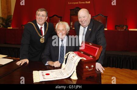 Lord Heseltine erhält die Freiheit der Stadt Liverpool im Rathaus von Liverpool durch den Oberbürgermeister von Liverpool Cllr Frank Prendergast und den Ratsvorsitzenden Joe Anderson. Stockfoto