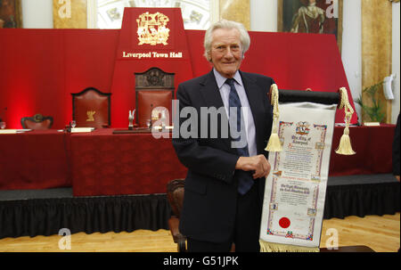 Lord Heseltine erhält die Freiheit der Stadt Liverpool im Rathaus von Liverpool durch den Oberbürgermeister von Liverpool, Cllr Frank Prendergast. Stockfoto