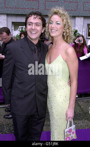 Tamzin Outhwaite, die in Ostenders die Rolle von melie Healey spielt, kommt mit ihrem Verlobten Marty Benson bei den British Soap Awards 2000 in den BBC-Fernsehstudios an. Stockfoto