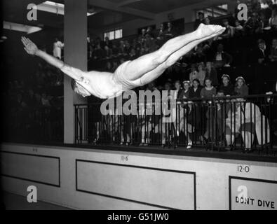Tauchen - Mexico Olympic Diving Team - York Hall, London. Joaquin Capilla, mexikanischer Hochtaucher, führt einen Schwalbengang durch. Stockfoto