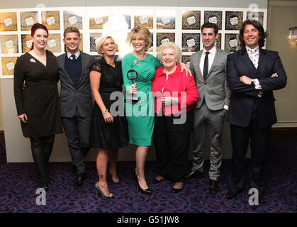 Kerry Katona (3. Links) und die Mitglieder von This Morning Sharon Marshall, Jeffrey Brazier, Denise Robertson, Matt Johnson und Laurence Llewelyn-Bowen, mit ihrem Tagesprogramm-Award während der Television and Radio Industries Club (TRIC) Awards im Grosvenor House Hotel an der Park Lane im Zentrum von London. Stockfoto