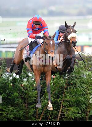 Pferderennen - 2012 Cheltenham Festival - Tag 1 - Cheltenham Rennbahn. Balthazar King unter dem Jockey Richard Johnson (links) gewinnt die Glenfarcla Handicap Chase am Centenary Day während des Cheltenham Festivals. Stockfoto