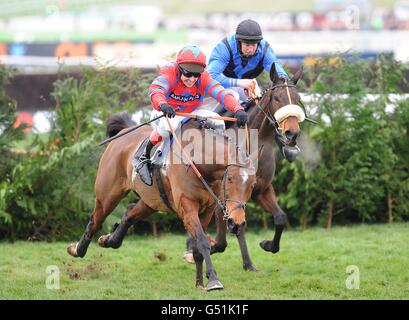 Balthazar King unter dem Jockey Richard Johnson (links), neben A New Story, unter dem Jockey Adrian Heskin, gewinnt am Centenary Day während des Cheltenham Festivals die Glenfarcras Handicap Chase. Stockfoto