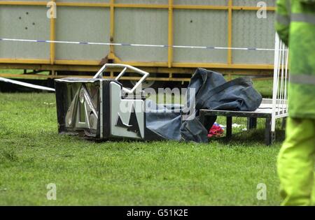 Das geknickte Auto der Kirmes-Fahrt in Shepherd's Bush Green, London, die den Tod einer 28-jährigen Frau verursachte. Die Frau, die nicht benannt wurde, fuhr in einem der Autos, die sich losbrachen und zu Boden stürzten. Sie wurde ins Krankenhaus gebracht, starb aber. * zwei andere Personen, die mit ihr im Auto der Fahrt waren, wurden ebenfalls im Krankenhaus behandelt. Stockfoto