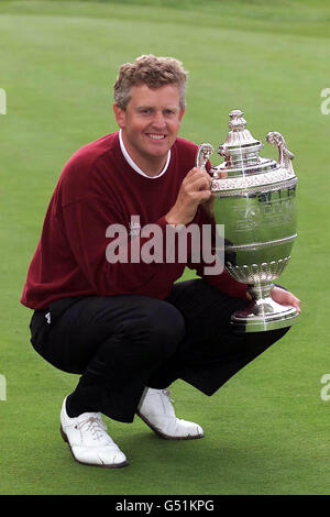 Volvo PGA Champion Golfer Colin Montgomerie, aus Schottland, mit der Trophäe nach einem beispiellosen dritten Sieg bei Wentworth in Surrey. Stockfoto