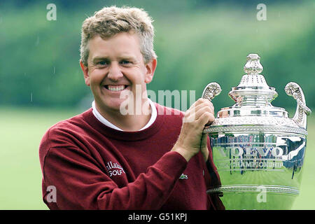 Volvo PGA Champion Golfer Colin Montgomerie, aus Schottland, mit der Trophäe nach einem beispiellosen dritten Sieg bei Wentworth in Surrey. Stockfoto