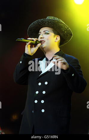 Der Culture Club-Sänger Boy George tritt auf der Bühne im Somerset House Courtyard in London auf, wo im Rahmen des BBC Music Live-Events ein kostenloses Konzert stattfindet. * das Festival, das Live-Musik aller Art feiert, fand am Wochenende des 28. Und 29. Mai in ganz Großbritannien statt. Stockfoto