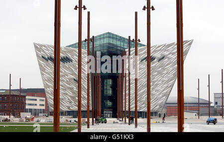 Ein Blick auf die &pound;90 Million Titanic Belfast, die&Ecurc;gebaut wurde&Ecurc;in der verunglückten Werft, wo der unglückselige Liner ein Jahrhundert zuvor gebaut wurde, wurden bereits fast 80,000 Tickets für die Tour der weltweit größten Titanic Attraktion geschnappt, wenn sie in zwei Wochen eröffnet. Stockfoto