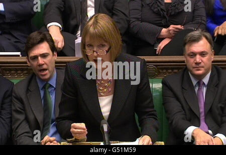 Die stellvertretende Labour-Führerin Harriet Harman spricht während der Fragen des Premierministers im Unterhaus in London. Stockfoto