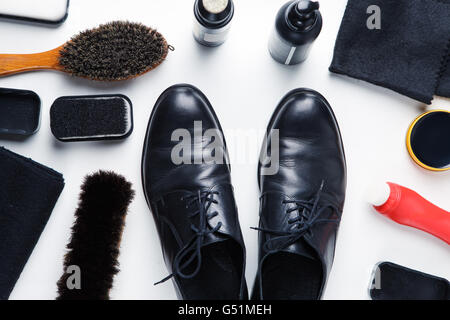 Reinigung der Stiefel Konzept auf weißem Hintergrund Stockfoto