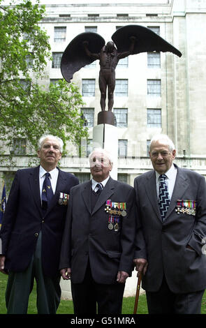 Veteranen des Zweiten Weltkriegs, von links nach rechts; Chief Petty Officer Don Bruce, 79, Lieutenant Commander Edgar Lee, 79, und Lieutenant Commander Pat Kingshill, 79, stehen vor einem nationalen Denkmal, das der Prinz von Wales enthüllt hat. * am Victoria Embankment in der Nähe des Verteidigungsministeriums im Zentrum. Das Denkmal, eine bronzene, geflügelte Figur des Daedalus aus der griechischen Legende, wurde vom Künstler und Bildhauer James Butler der Royal Academy in Zusammenarbeit mit den Architekten Trehearne & Norman entworfen. Stockfoto