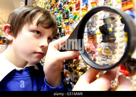 Joseph Stinchon, 10 Jahre alt, aus St. John mit St. Augustine C von E Primary School in Accrington, inspiziert die LEGO Figuren im Empfang im brandneuen Hotel im Legoland Windsor Resort, bevor die Resorts morgen eröffnet werden. Stockfoto