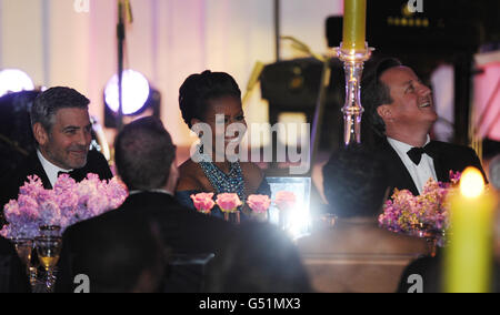 Premierminister David Cameron , Michelle Obama und George Clooney hören zu, wie US-Präsident Barack Obama bei einem Abendessen zu Ehren des heutigen Besuchs von Herrn und Frau Cameron in Washington zu den Gästen sprach. Stockfoto