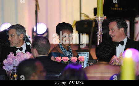 Premierminister David Cameron , Michelle Obama und George Clooney hören US-Präsident Barack Obama bei einem Abendessen im Weißen Haus zu Ehren von Camerons Besuch in Washington zu. Stockfoto