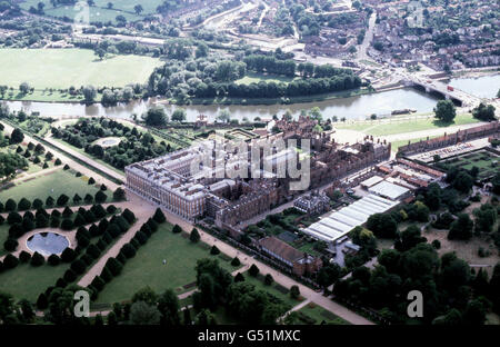 HAMPTON COURT PALACE: Eine Luftaufnahme des Hampton Court Palace in Middlesex. Der ursprüngliche Palast wurde von Kardinal Wolsey im 16. Jahrhundert erbaut und später von König Heinrich VIII. Nach Wolseys Sturz aus der Gunst beschlagnahmt. Stockfoto