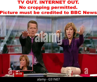 Video-Clip von BBC News über Sian Williams, mit Co-Moderator Bill Turnbull, der ihr tägliches Ritual zeigt, an ihrem letzten Tag als Moderatorin von BBC Breakfast. Stockfoto