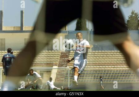 Dieses Bild darf nur im Rahmen eines redaktionellen Features verwendet werden. Der englische David Beckham übt seine Freistöße während einer Trainingseinheit im Malta National Stadium. Stockfoto