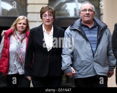 Robert und Sylvia mit Tochter Gail, Eltern und Schwester von Suzanne Pilley, verlassen das High Court in Edinburgh, nachdem David Gilroy für schuldig befunden wurde, am 4 2010. Mai die Tötung von Suzanne mit „unbekannten Mitteln“ begangen zu haben. DRÜCKEN SIE VERBANDSFOTO. Bilddatum: Donnerstag, 15. März 2012. Die 38-jährige Buchhalterin Suzanne verschwand vor fast zwei Jahren spurlos, nachdem sie eine Routinereise zur Arbeit im Stadtzentrum von Edinburgh gemacht hatte. Siehe PA Geschichte COURTS Pilley. Bildnachweis sollte lauten: Andrew Milligan/PA Wire Stockfoto