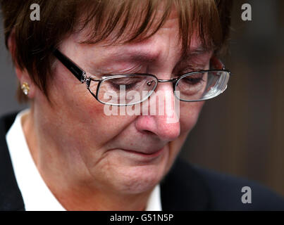 Sylvia Pilley, Mutter von Suzanne Pilley, verlässt den High Court von Edinburgh, nachdem David Gilroy für schuldig befunden wurde, Suzanne am 4. Mai 2010 mit "unbekannten Mitteln" getötet zu haben. DRÜCKEN Sie VERBANDSFOTO. Bilddatum: Donnerstag, 15. März 2012. Die Buchhalterin Suzanne, 38, verschwand vor fast zwei Jahren spurlos, nachdem sie eine Routinereise zur Arbeit im Stadtzentrum von Edinburgh gemacht hatte. Siehe PA Geschichte COURTS Pilley. Bildnachweis sollte lauten: Andrew Milligan / PA Wire Stockfoto