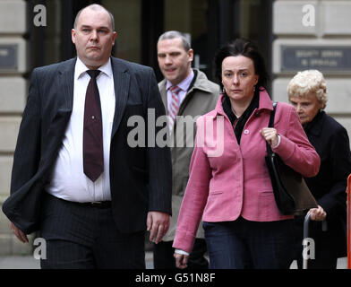 Andrea Gilroy (rechts) verlässt den High Court in Edinburgh, nachdem ihr Mann David Gilroy für schuldig befunden wurde, am 4. Mai 2010 Suzanne mit "unbekannten Mitteln" getötet zu haben. DRÜCKEN Sie VERBANDSFOTO. Bilddatum: Donnerstag, 15. März 2012. Die Buchhalterin Suzanne, 38, verschwand vor fast zwei Jahren spurlos, nachdem sie eine Routinereise zur Arbeit im Stadtzentrum von Edinburgh gemacht hatte. Siehe PA Geschichte COURTS Pilley. Bildnachweis sollte lauten: Andrew Milligan / PA Wire Stockfoto