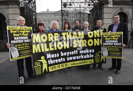 TD's (von links nach rechts) Joe Higgins, Joan Collins, Mick Wallace, Clare Daley, Luke Flanagan, Seamus Healy, Richard Boyd Barrett und Thomas Pringle zeigen heute ihre Opposition gegen die vorgeschlagene Haushaltsgebühr in Höhe von 100 Euro vor dem Leinster House in Dublin. Stockfoto