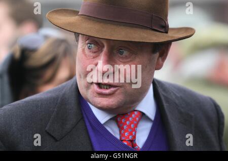 Pferderennen - 2012 Cheltenham Festival - Tag Drei - Cheltenham Rennbahn. Nicky Henderson, Trainer des Riverside Theatre, am Donnerstag von St. Patrick, während des Cheltenham Festivals. Stockfoto