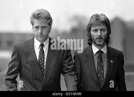 Celtic's Frank McAvennie (L) und sein Agent Bill McMurdo in Glasgow, am Sheriff Court, wo er und drei Spieler der Rangers im Oktober 1987 Anklagen wegen des ir 'Old Firm' Derby im Ibrox Stadium verweigert. Stockfoto
