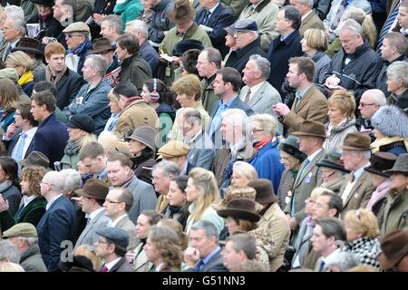 Pferderennen - 2012 Cheltenham Festival - Tag Drei - Cheltenham Rennbahn. Racegoers beobachten das Geschehen am St. Patrick's Thursday während des Cheltenham Festivals von den Ständen aus. Stockfoto