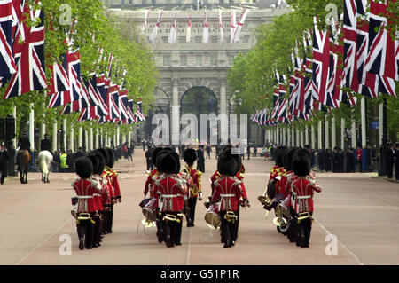 Coldstream Guards Bandsmen fahren entlang der Horse Guards Parade in London in Richtung Admiralty Arch, während der ersten Trooping the Color Probe zur Vorbereitung auf die Queen's Birthday Parade am 17/6/00. Stockfoto