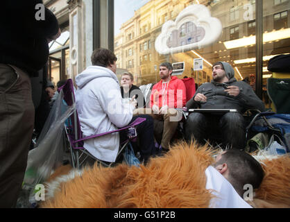 Vor dem Apple Store in der Regent Street in London sitzen die Leute in der Warteschlange für das neue iPad 3. Stockfoto