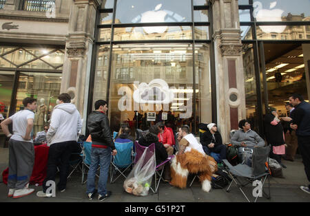 Vor dem Apple Store in der Regent Street in London sitzen die Leute in der Warteschlange für das neue iPad 3. Stockfoto