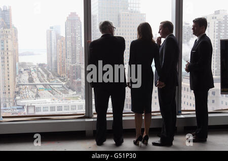Premierminister David Cameron (zweiter rechts) steht mit seiner Frau Samantha (zweiter links) und blickt mit zwei namenlosen Männern aus dem 21. Stock von One World Trade in New York auf Ground Zero. Stockfoto
