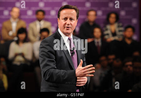 Premierminister David Cameron führt während seines eintägigen Besuchs in der Stadt ein Gespräch mit Studenten der New York University. Stockfoto